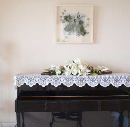 アーティフィシャルフラワー造花　カサブランカのホリゾンタルスワッグ4　ピアノの上に｜アトリエレモンリーフ