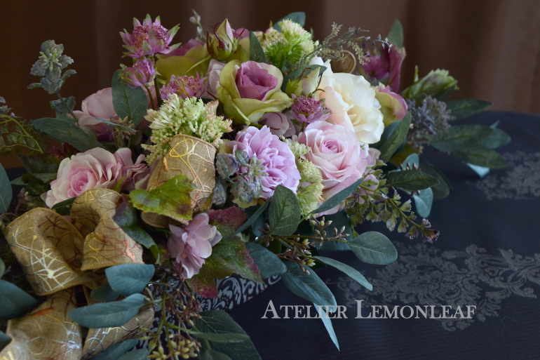 アトリエレモンリーフ　バラのテープル装花　ピンク系　ほそ葉ユーカリ入り、　アップ2