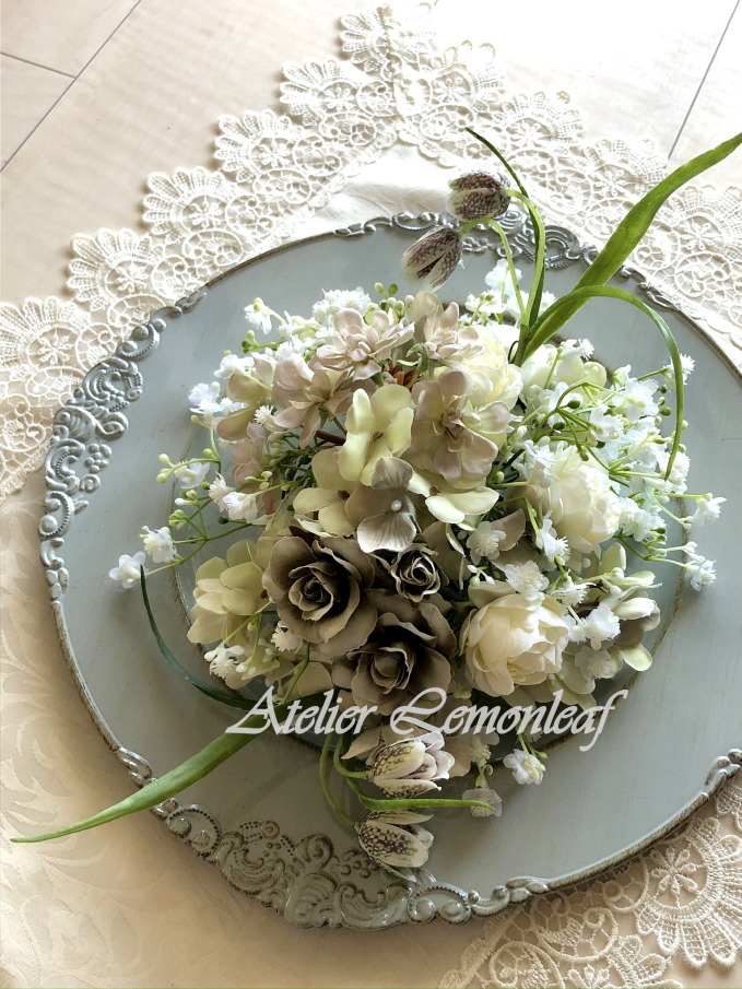 アーティフィシャルフラワーアレンジ　バラとフラリチア　お皿にアレンジ2｜アトリエレモンリーフ