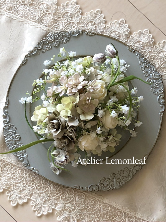 アーティフィシャルフラワーアレンジ　お皿にデコレーション　バラとフラリチア｜アトリエレモンリーフ