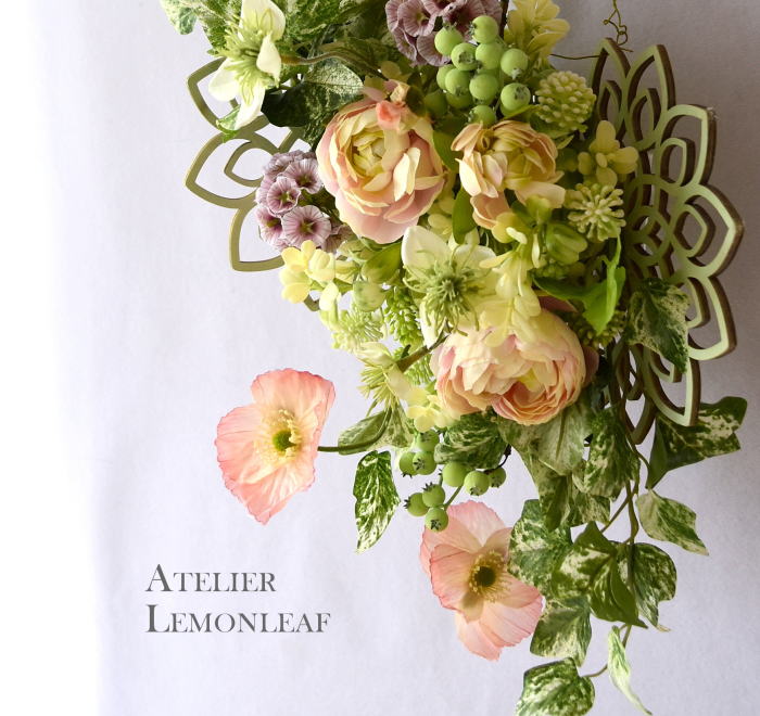 アーティフィシャルフラワー　ラナンキュラス、　ポピーアレンジ　壁掛け1｜アトリエレモンリーフ