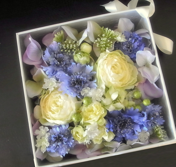 �A�g���G���������[�t�@��̓��{�b�N�X�A�����W�@