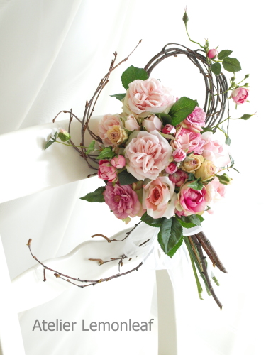 朝摘みのバラをイメージしたざっくり感のある贅沢なスワッグ。白樺の枝をほどいて、背景に添えるとぐっとナチュラルかつグレードアップ