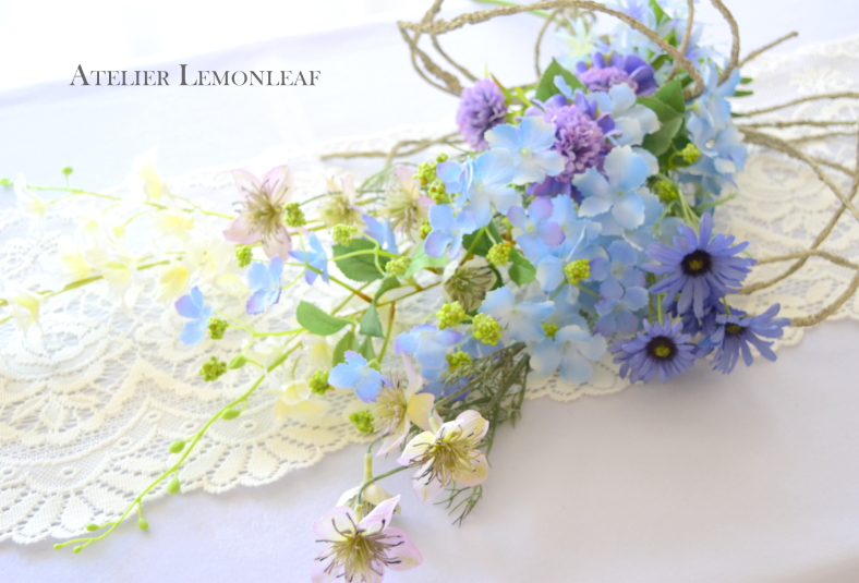 フラット画像　アジサイ　二ゲ　デイジー　ブルーのブーケ　スワッグ　アトリエレモンリーフ
