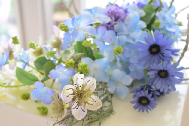 アジサイ　二ゲ　デイジー　ブルーのブーケ　スワッグ　アップ　アトリエレモンリーフ