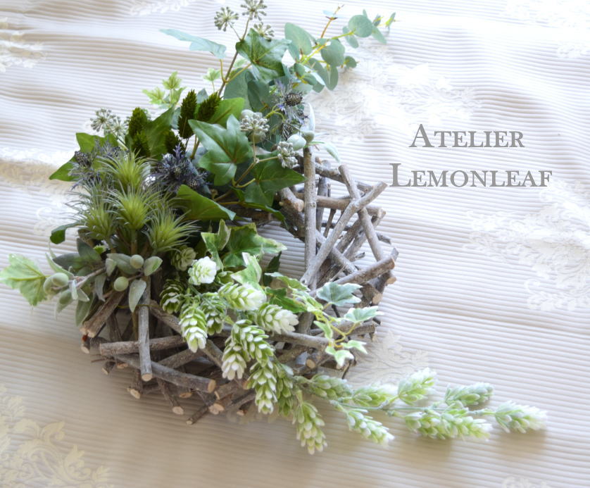 アトリエレモンリーフ　リース　グリーン　フラワーアレンジ　上向き