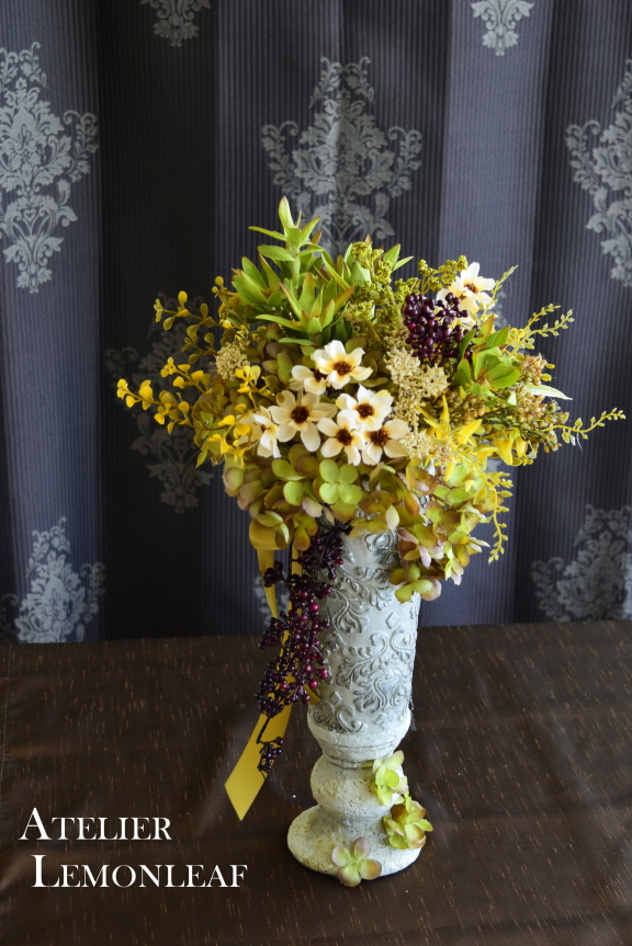 アトリエレモンリーフ　レッスン　トールベース　マスタードカラー　秋のアレンジ　下がる実がおしゃれです