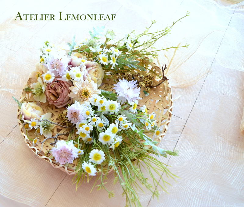 アーティフィシャルフラワーのカモミール春のカゴアレンジ｜アトリエレモンリーフ　
