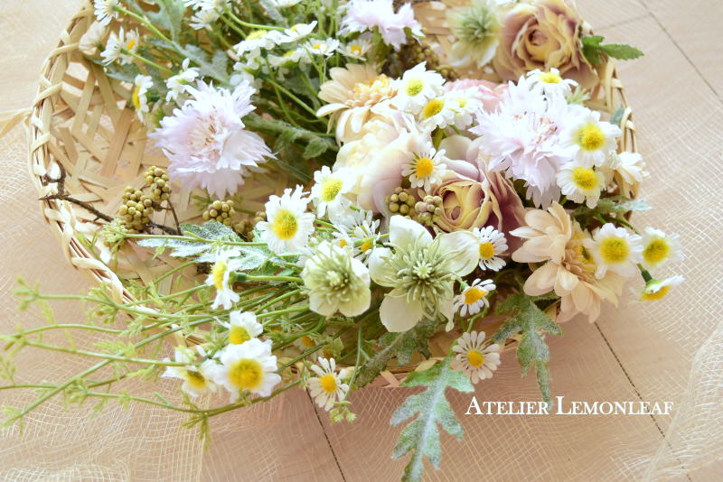 アーティフィシャルフラワーのカモミール春のカゴアレンジ　サイドアップ｜アトリエレモンリーフ　
