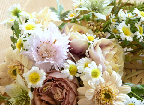 アーティフィシャルフラワーのカモミール春のカゴアレンジ　矢車草　｜アトリエレモンリーフ　