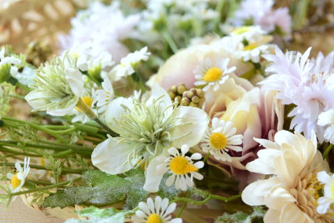 アーティフィシャルフラワーのカモミール春のカゴアレンジ　ニゲラ　｜アトリエレモンリーフ　