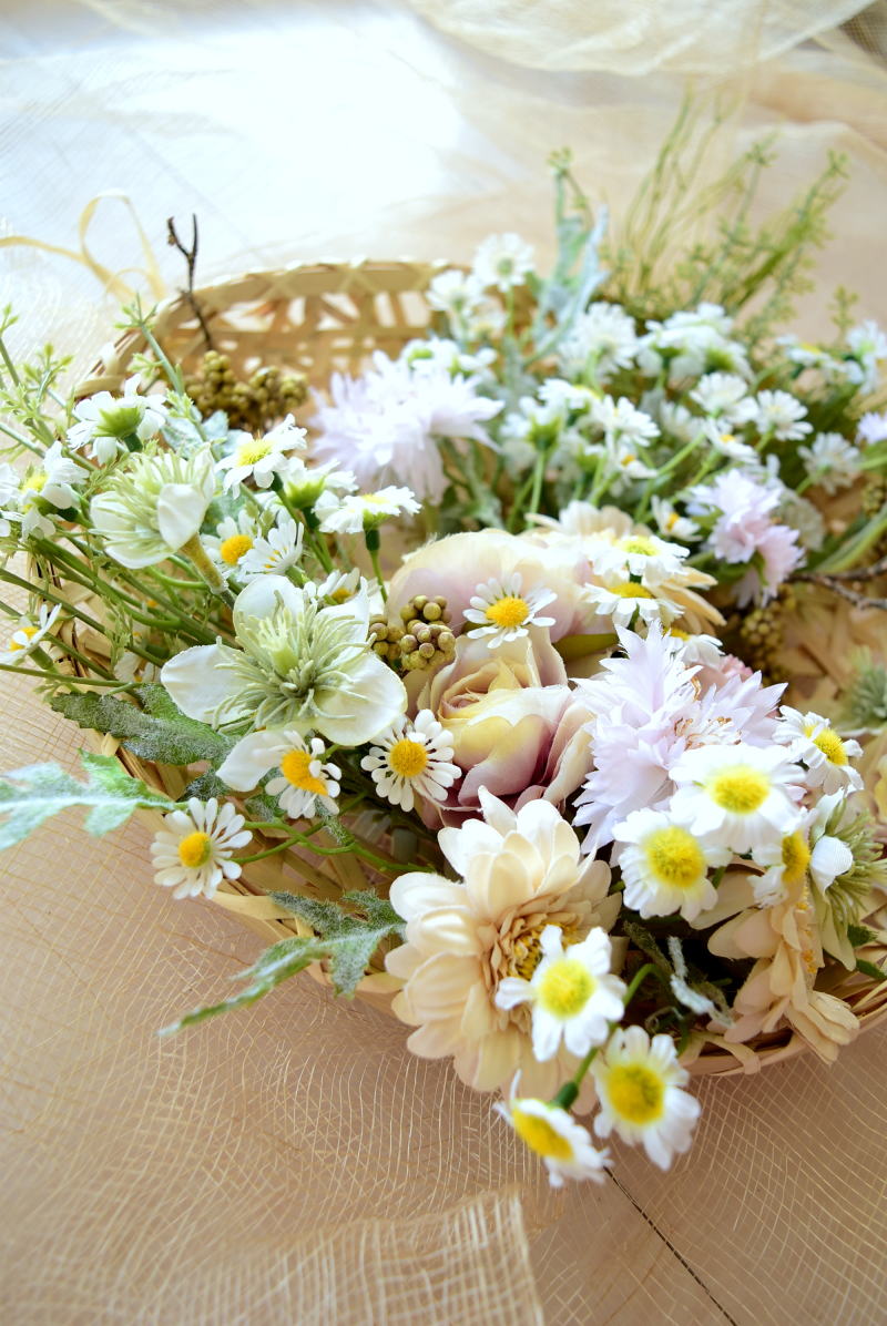 アーティフィシャルフラワーのカモミール春のカゴアレンジ　横からの写真｜アトリエレモンリーフ　