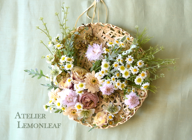 アーティフィシャルフラワーのカモミール春のカゴアレンジ　壁掛けスタイル2｜アトリエレモンリーフ　
