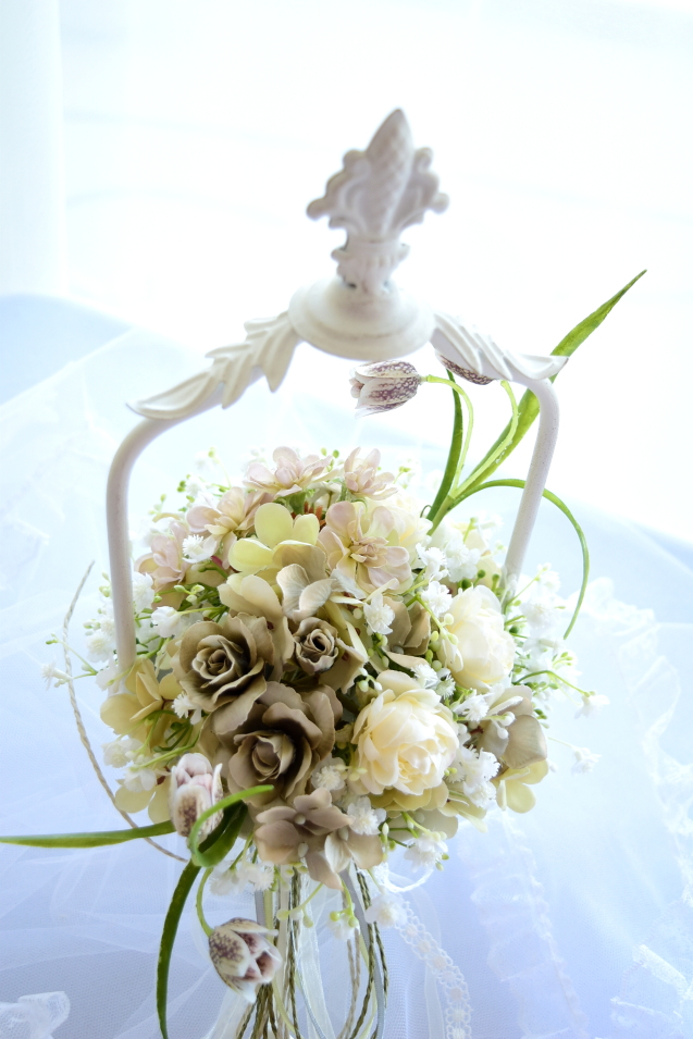 アーティフィシャルフラワーアレンジ　バラとフラリチア　ななめ上から｜アトリエレモンリーフ