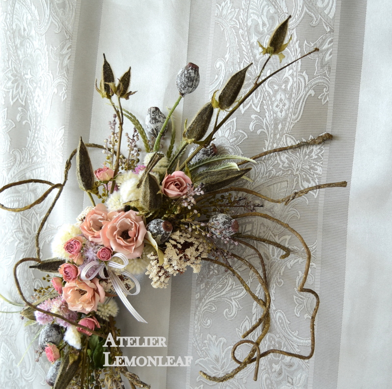 ドライフラワーアレンジ　オクラとバラのドライフラワーのスワッグ　上半分の写真｜アトリエレモンリーフ