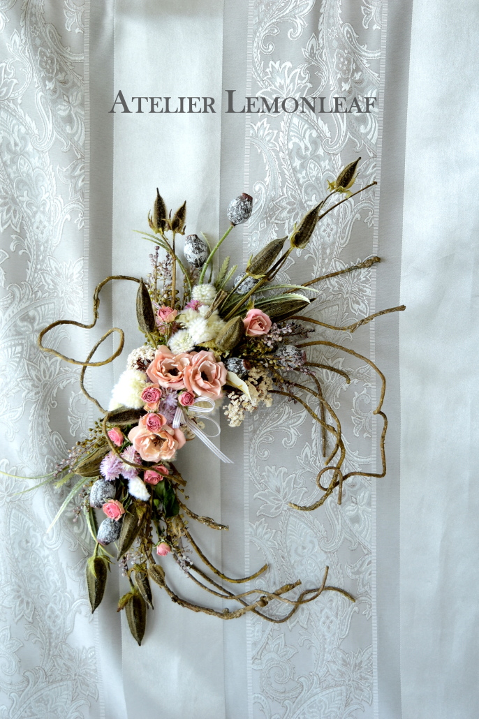 ドライフラワーアレンジ　オクラとバラのドライフラワーの壁掛けスワッグ｜アトリエレモンリーフ