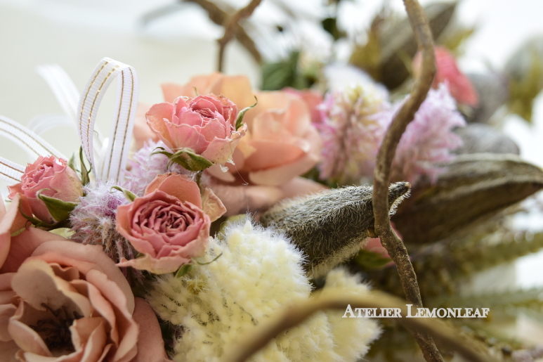ドライフラワーアレンジ　オクラとバラのドライフラワーのスワッグ　アップ　｜アトリエレモンリーフ
