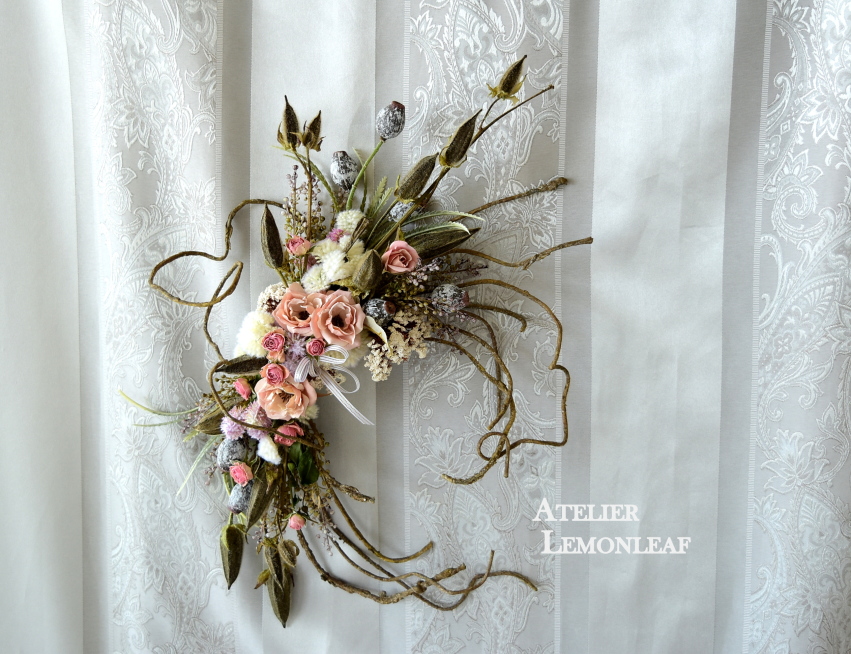 ドライフラワーアレンジ　オクラとバラのドライフラワーのスワッグ｜アトリエレモンリーフ