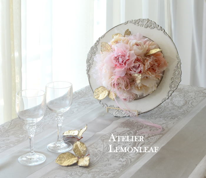 かわいいアレンジ　アーティフィシャルフラワー　立てかけたところ　｜アトリエレモンリーフ