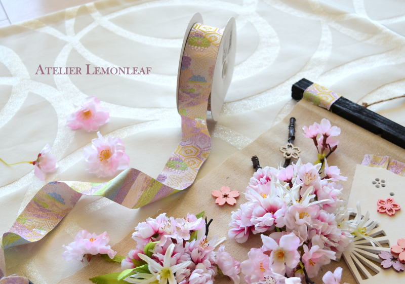 アーティフィシャルフラワー　造花　桜アレンジ　タペストリータイプ　西陣織リボンつき　アップ｜アトリエレモンリーフ