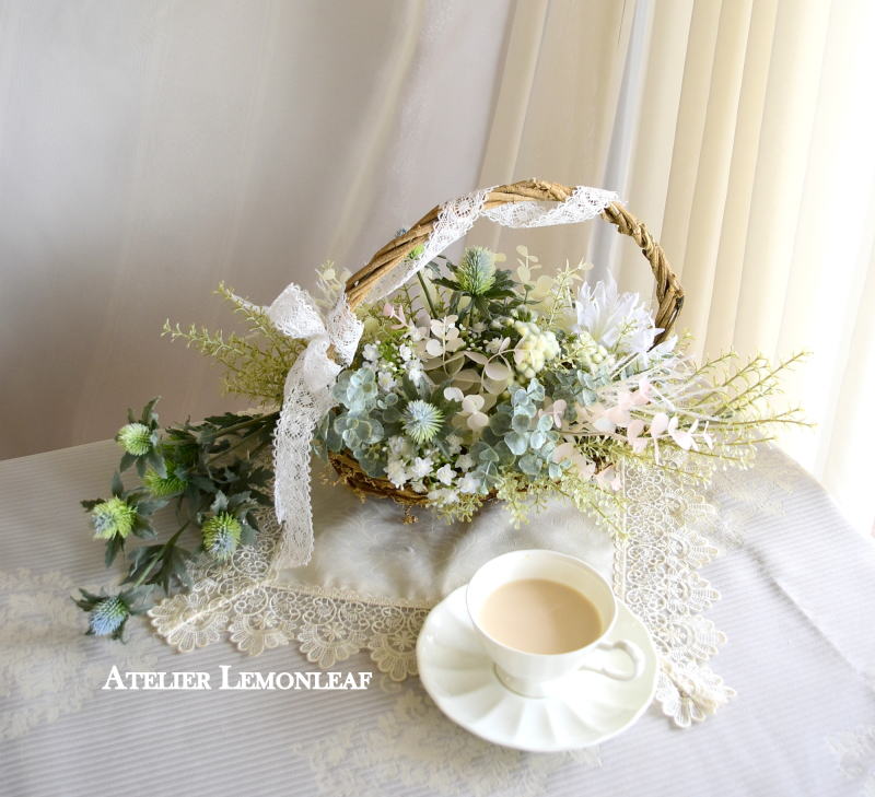 アーティフィシャルフラワーのバスケットアレンジ　ティータイム　ユーカリとアザミ｜アトリエレモンリーフ