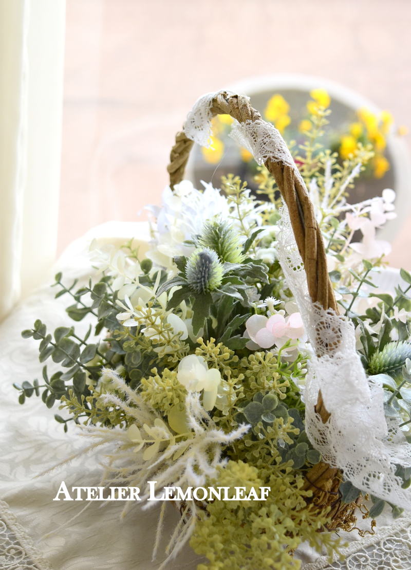 アーティフィシャルフラワーのバスケットアレンジ　窓辺に置いて　ユーカリとアザミ｜アトリエレモンリーフ