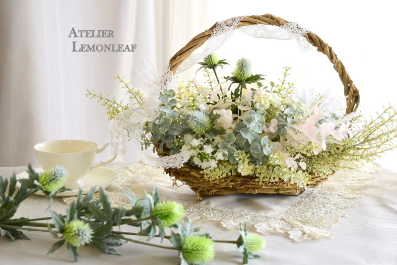 アーティフィシャルフラワーのバスケットアレンジ　全体図　2　ユーカリとアザミ｜アトリエレモンリーフ