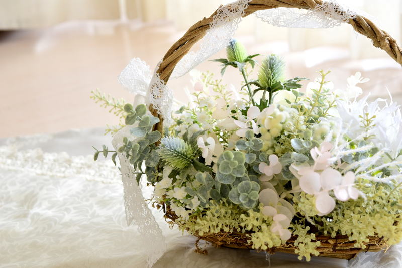 アーティフィシャルフラワーのバスケットアレンジ　アップ　ユーカリとアザミ｜アトリエレモンリーフ