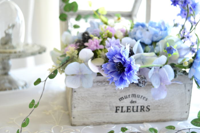 アーティフィシャルフラワーボックスアレンジ　矢車草アップ｜アトリエレモンリーフ