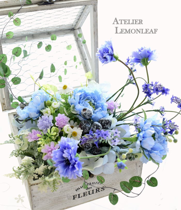 アーティフィシャルフラワーボックスアレンジ　スカビオサと矢車草｜アトリエレモンリーフ