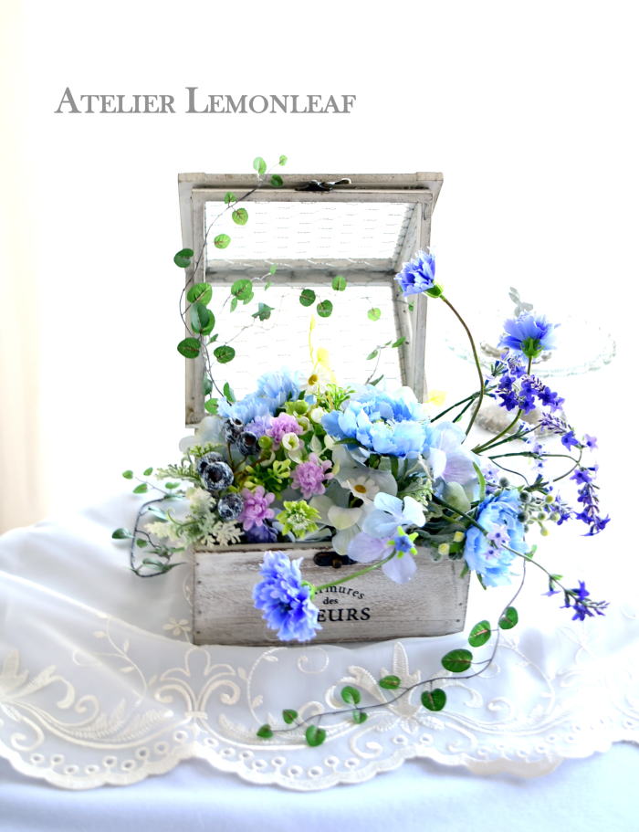 アーティフィシャルフラワーボックスアレンジ　スカビオサと矢車草　全体図｜アトリエレモンリーフ