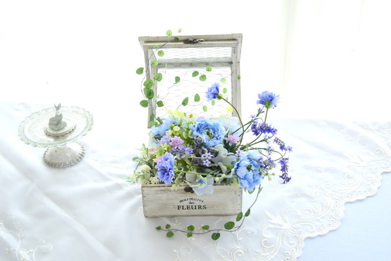 アーティフィシャルフラワーのボックスアレンジ　スカビオサ　矢車草｜アトリエレモンリーフ