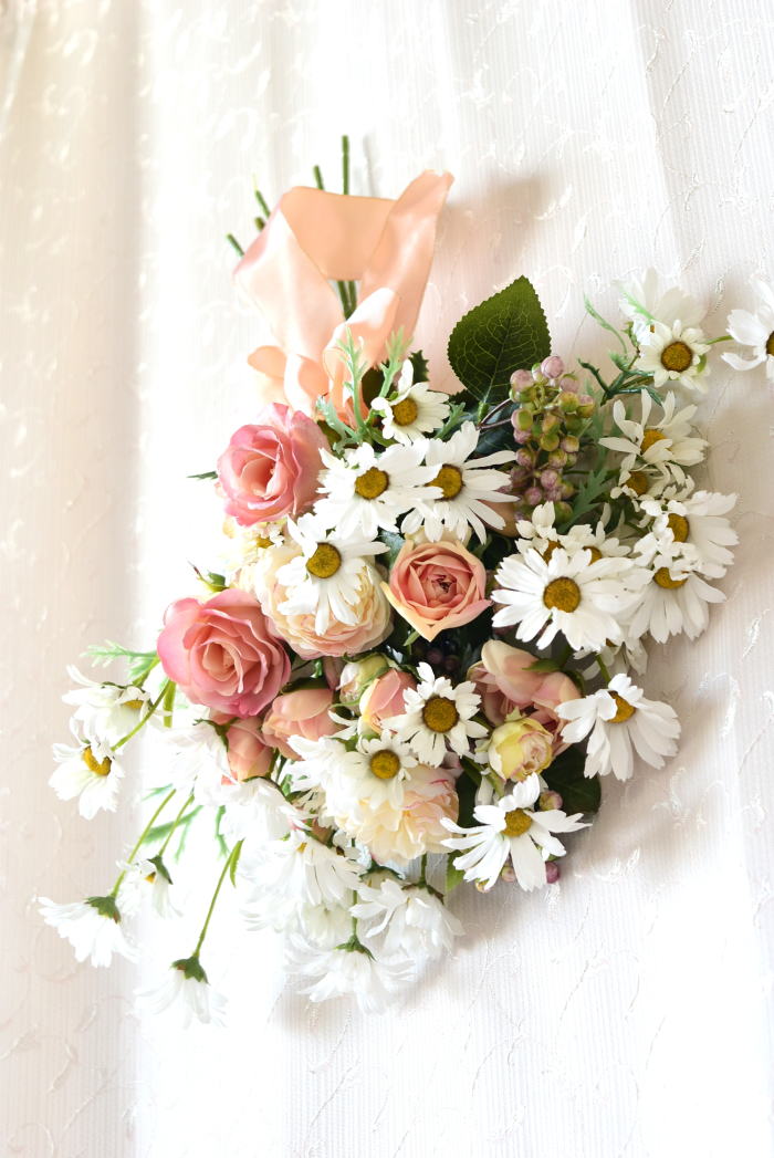 アーティフィシャルフラワー　デイジーとローズの花束　　逆さに　｜アトリエレモンリーフ