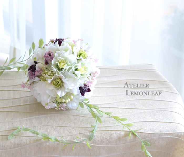 アーティフィシャルフラワー　ボールブーケ　テーブルに置いてみました　クリスマスローズ　｜アトリエレモンリーフ