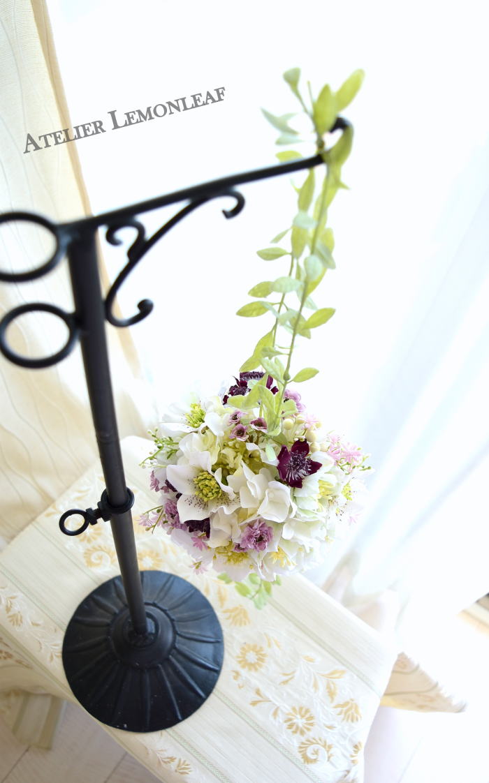 アーティフィシャルフラワー　ボールブーケ　上からの撮影　　クリスマスローズ　｜アトリエレモンリーフ