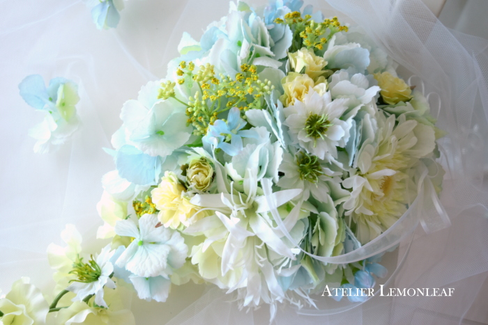 アーティフィシャルフラワー　壁掛けブーケ　キャスケードブーケ　クリームソーダカラー｜アトリエレモンリーフ　