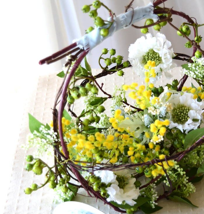 アーティフィシャルフラワー　カゴアレンジ　　カゴを編む　ミモザ　　アップ｜アトリエレモンリーフ　