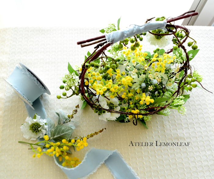 アーティフィシャルフラワー　カゴアレンジ　　カゴを編む　ミモザ　上から写真　｜アトリエレモンリーフ　