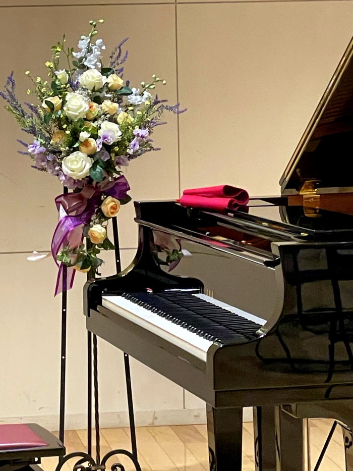 ステージ装花　ピアノ発表会　アーティフィシャルフラワーアレンジ　ピアノサイドで　｜アトリエレモンリーフ