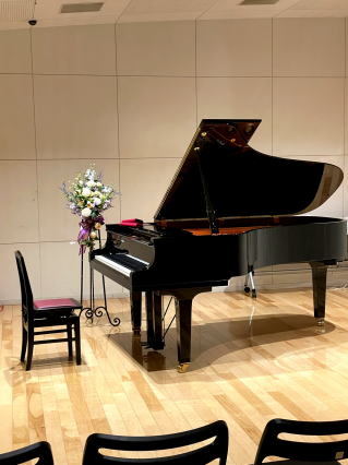 ステージ装花　ピアノ発表会　アーティフィシャルフラワーアレンジ　ピアノサイド2｜アトリエレモンリーフ