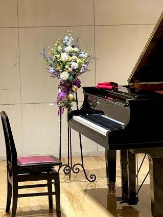 ステージ装花　ピアノ発表会　アーティフィシャルフラワーアレンジ　3　｜アトリエレモンリーフ