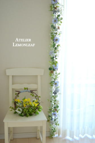 アーティフィシャルフラワー　カスミソウのガーランド　ポピーバラ　ユーカリ　窓脇に　｜アトリエレモンリーフ　