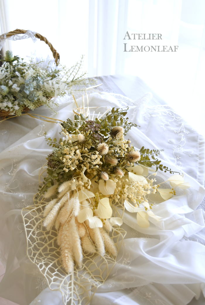 アーティフィシャルフラワー　セタリアとアザミのスワッグ　テーブルにおいて　｜アトリエレモンリーフ　