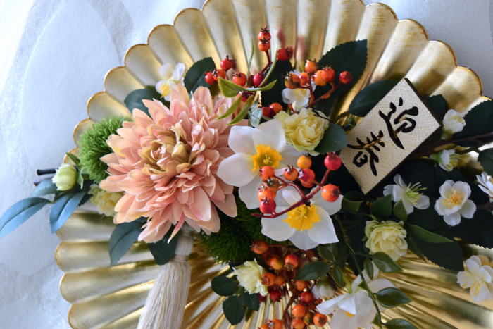 アーティフィシャルフラワーアレンジ　プレートアレンジ　和飾り、菊　お正月アレンジ｜アトリエレモンリーフ
