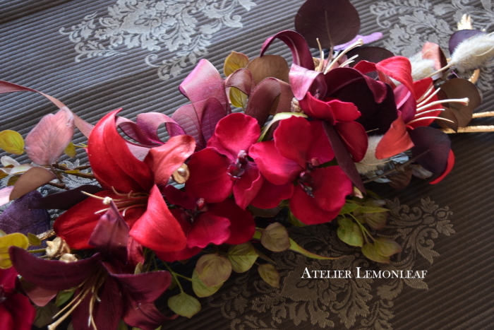 アーティフィシャルフラワークリスマスアレンジ　赤　クリスマススワッグ　造花アレンジ　アップ｜アトリエレモンリーフ　