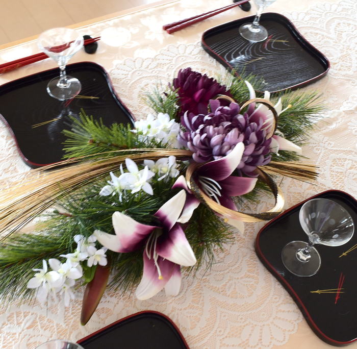 御正月飾り　和飾り　アーティフィシャルフラワースワッグ　食卓シーン｜アトリエレモンリーフ