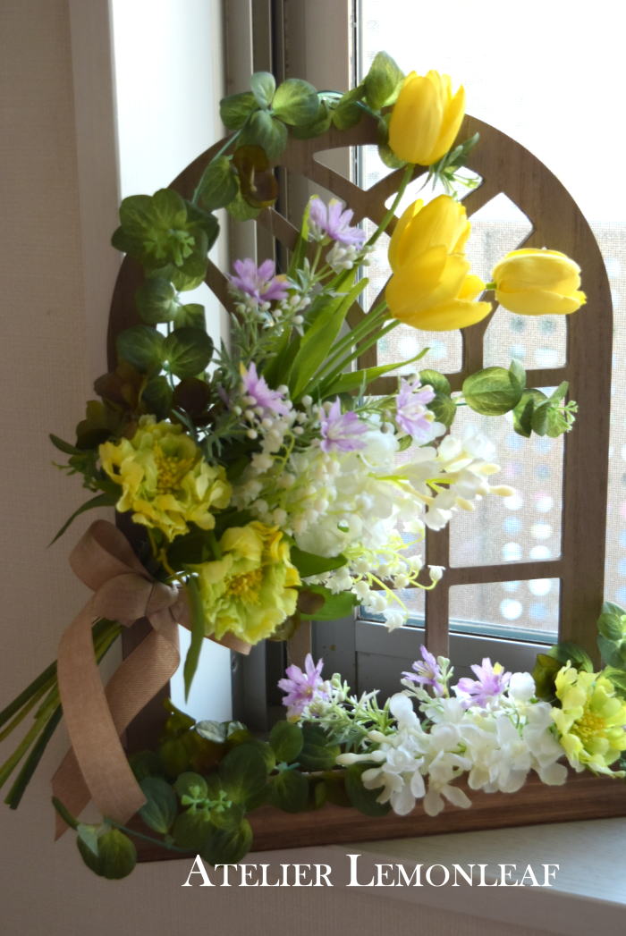 アーティフィシャルフラワーアレンジ　黄色チューリップ　窓枠　フレームアレンジ｜アトリエレモンリーフ