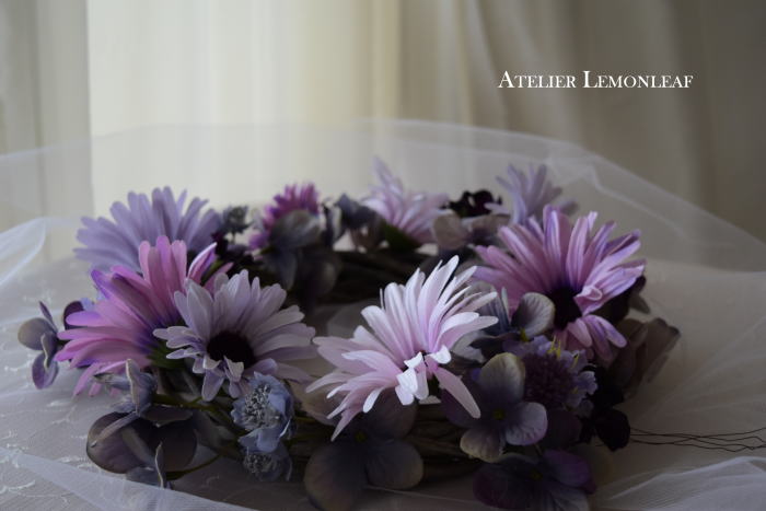 アーティフィシャルフラワーアレンジ　美しいデイジーのフライングリース｜アトリエレモンリーフ