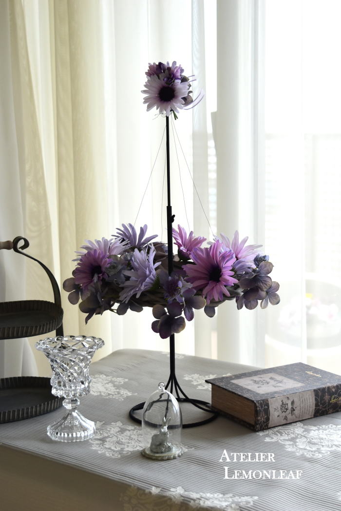 アーティフィシャルフラワーアレンジ　デイジーのフライングリース　ディスプレイ｜アトリエレモンリーフ