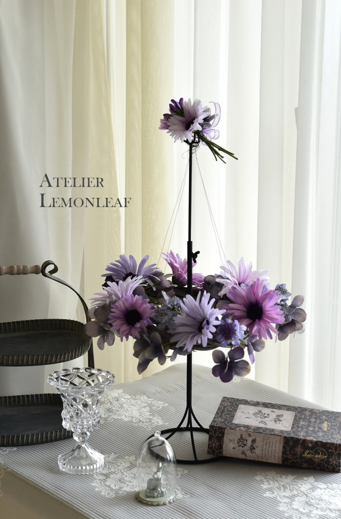 アーティフィシャルフラワーアレンジ　デイジーのフライングリース｜アトリエレモンリーフ